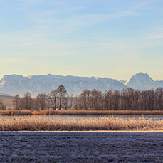 Hügellandschaft mit See vor Bergkette, Foto: Andreas Mühlleitner